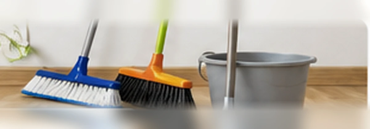 مجموعة مكانس ومساحات وموب وأدوات تنظيف الأرضيات